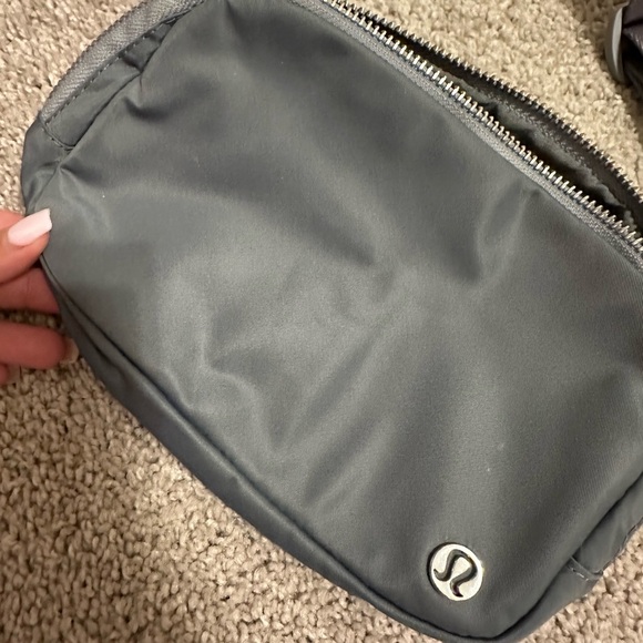 Lululemon Everywhere belt bag - Picture 2 of 3